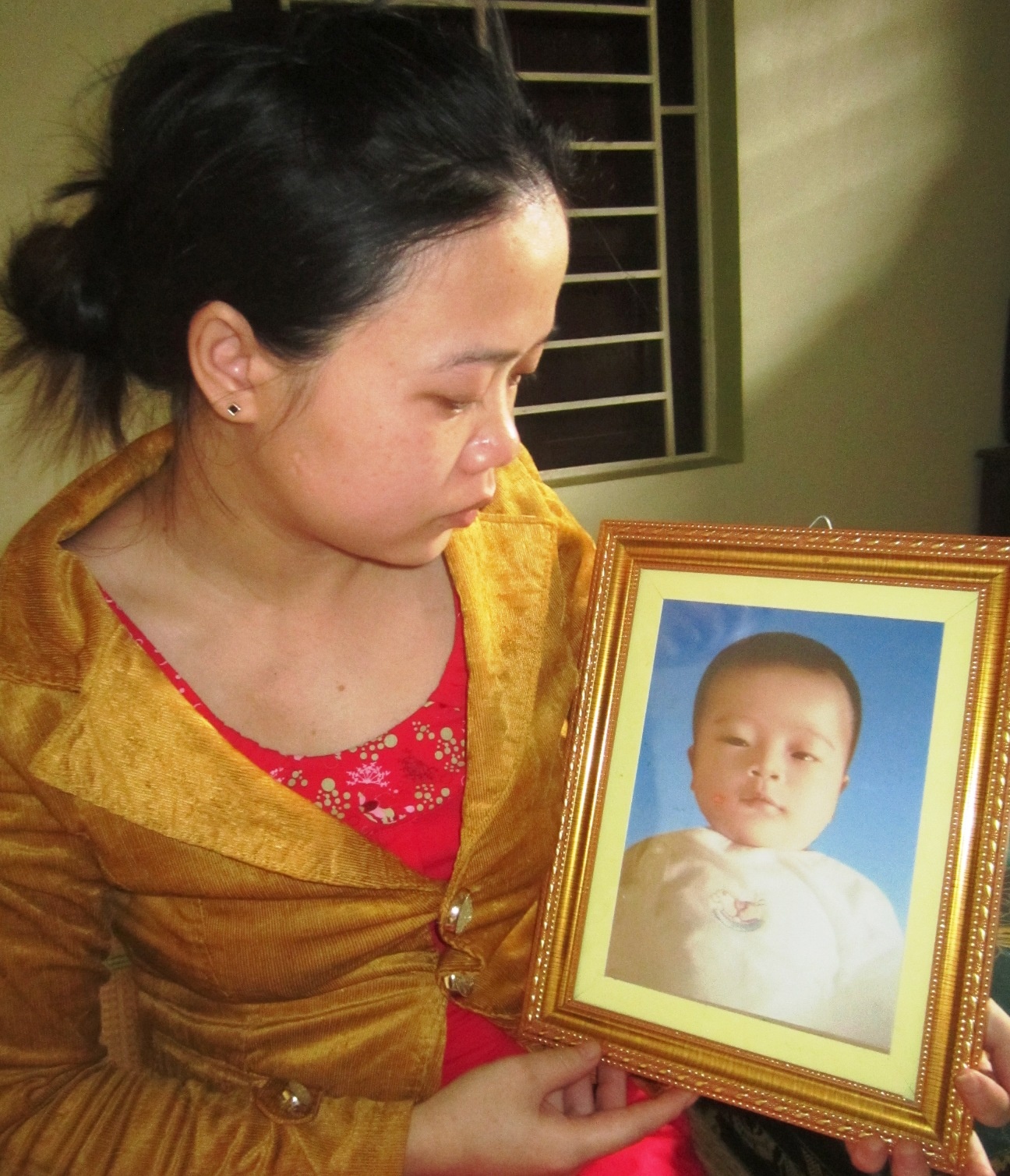 Chị Anh thẫn thờ bên di ảnh của con gái.