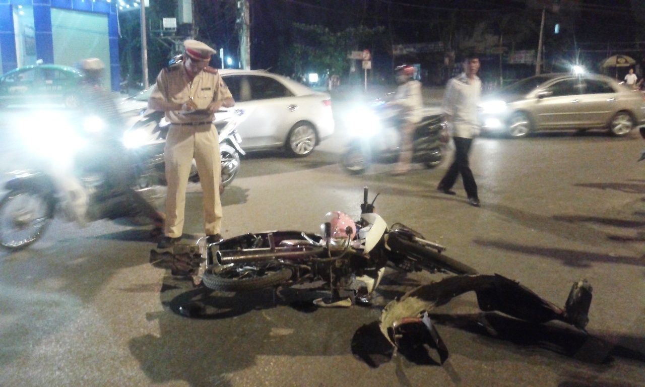 CSGT TP Vinh có mặt tại hiện trường để khám nghiệm, lập biên bản vụ tai nạn.