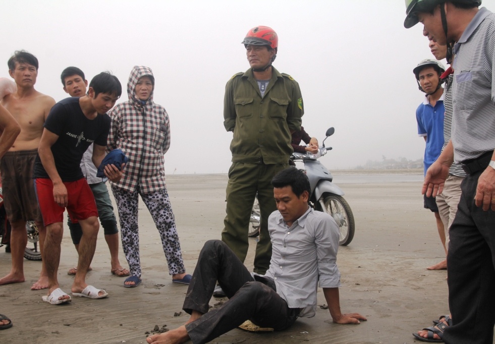 Vut xe may nhay xuong bien cuu hoc sinh duoi nuoc hinh anh