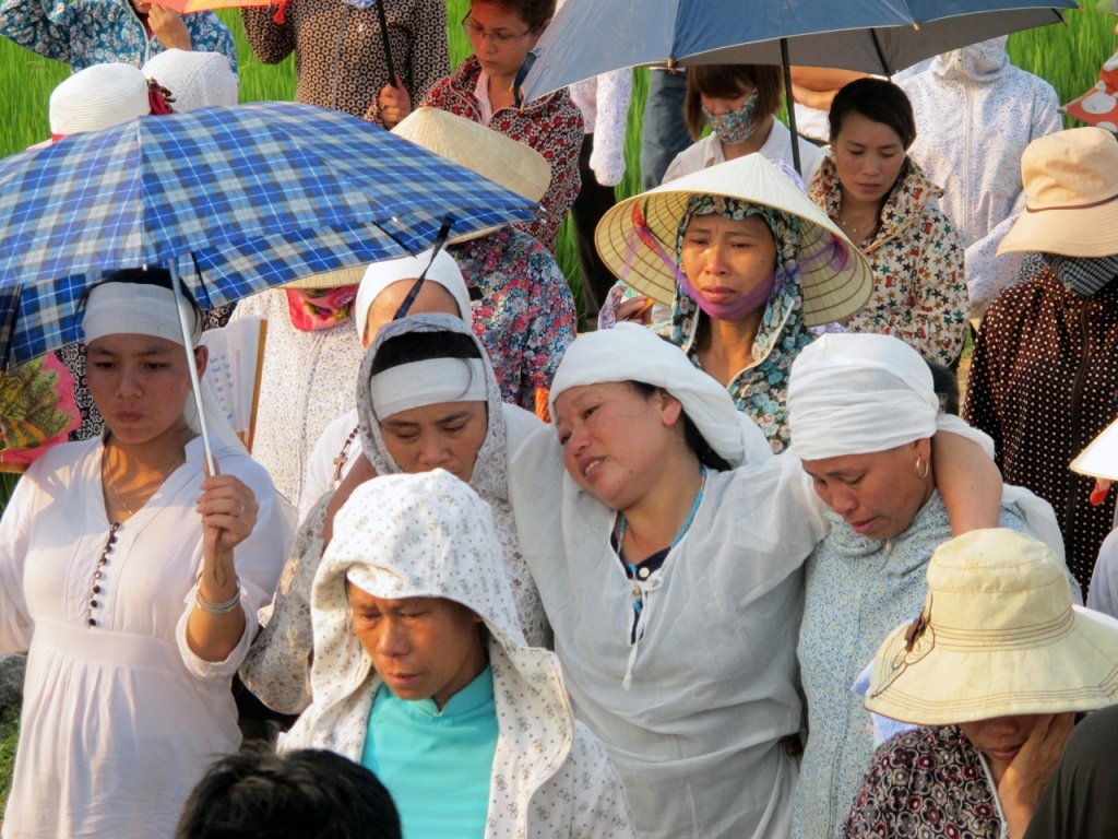 Noi long nguoi me chung kien o to 7 cho dam vao con minh hinh anh