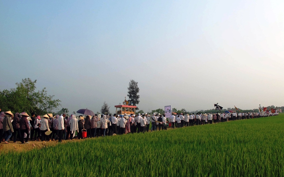 Dòng người kéo dài với hàng trăm người đưa tiễn nạn nhân xấu số về nơi an nghỉ.