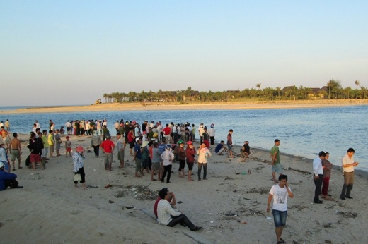 Tim thay thi the hoc sinh bi nuoc cuon o bai bien Dien Thanh hinh anh