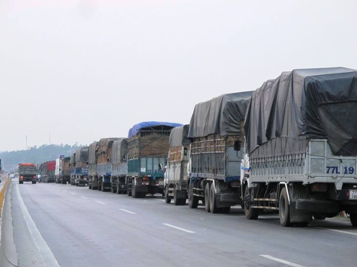 Hang chuc xe tai dung duong ne tram can o Ha Tinh hinh anh