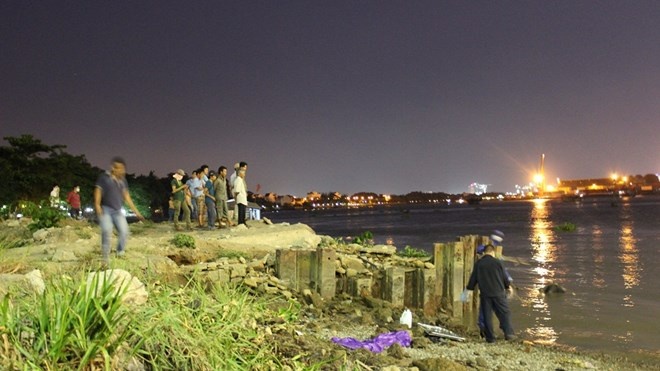 Thi the nguoi dan ong troi tren song Sai Gon hinh anh