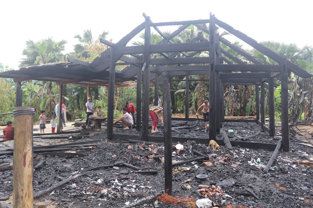 Chap dien, nha dan bi thieu rui hoan toan hinh anh