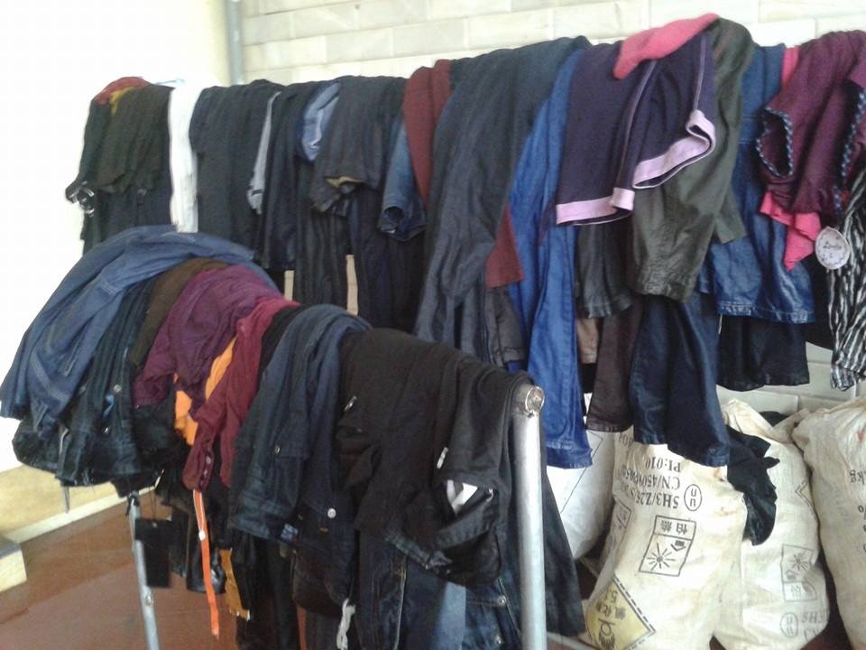 Một số quần áo mà người dân đưa ra ngoài được.