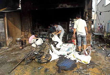 Hang chuc nguoi dan nhac o to Camry chay tron giac lua hinh anh