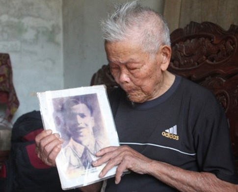 Cụ Giát cầm trên tay tấm hình duy nhất của người anh trai.