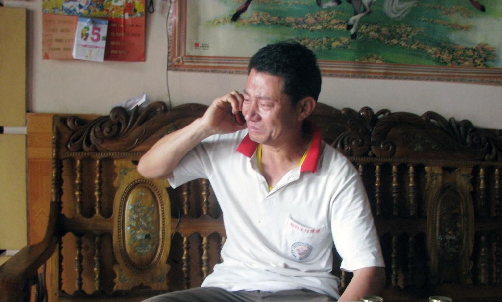 Bố nạn nhân liên tục gọi điện ngóng tin con nhưng ông cho biết hi vọng anh Trung sống là rất mong manh vì anh không biết bơi.