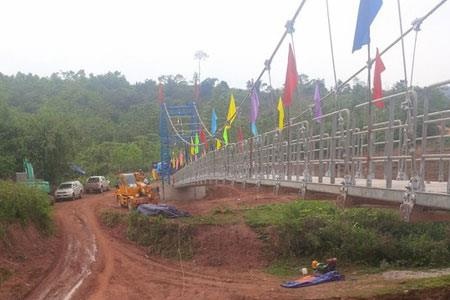 Khanh thanh cau treo noi hoc sinh qua suoi bang tui nylon hinh anh