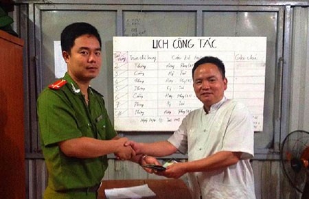 Trung uy cong an tra lai tai san danh roi cho du khach hinh anh