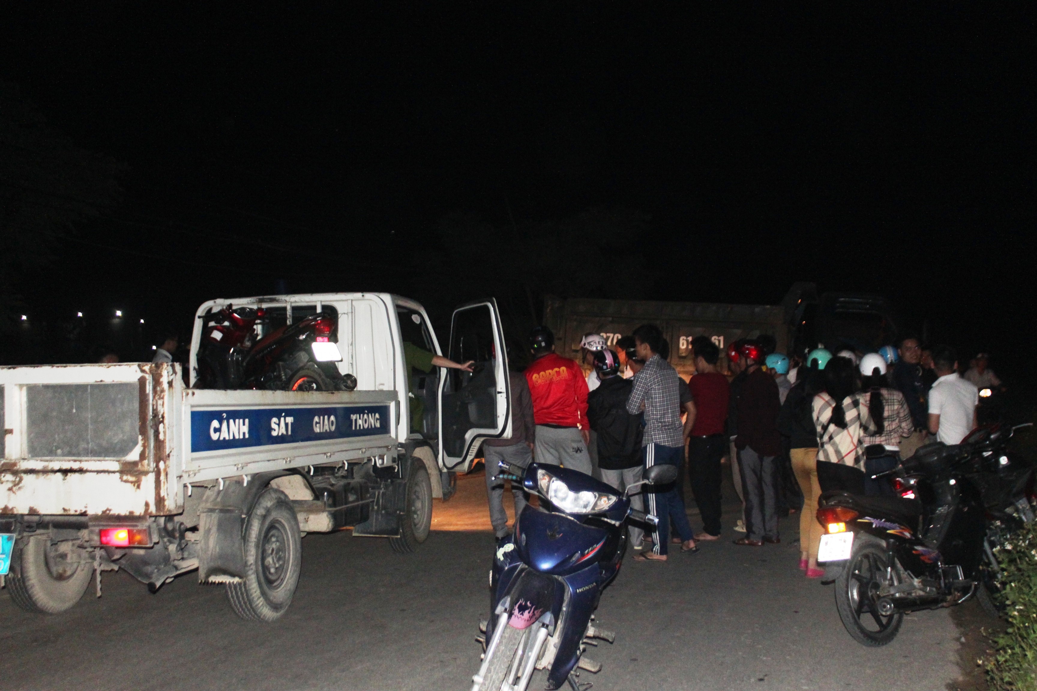 Nam sinh bi xe tai can qua dau khi dang di hop lop hinh anh