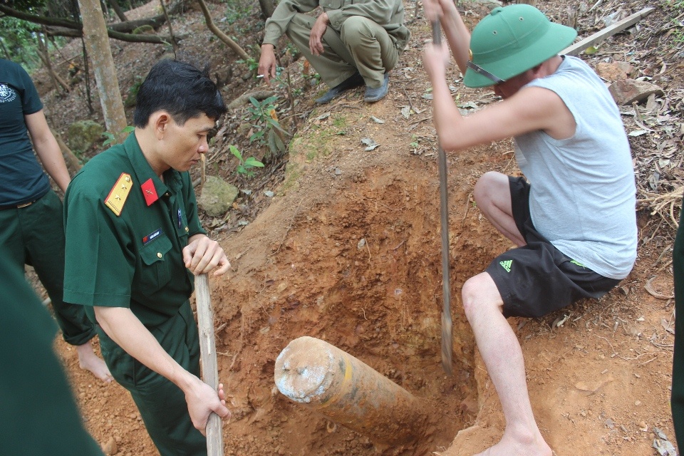 Phat hien qua bom nguyen ven trong khuon vien chua hinh anh