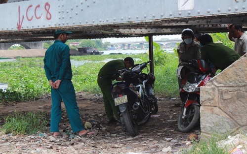 Phat hien xac nam thanh nien sau khi cai nhau voi ban gai hinh anh