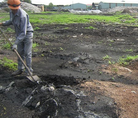 Những bao chất thải chôn lấp sơ sài, mưa làm lộ ra.