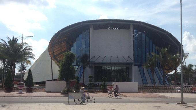 Trung tâm triển lãm văn học nghệ thuật và nhà hát Cao Văn Lầu đang hoàn thiện phần thô với kinh phí khoảng <abbr class=