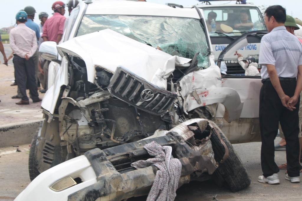 Nguoi dan ong chet tham sau tai nan lien hoan hinh anh