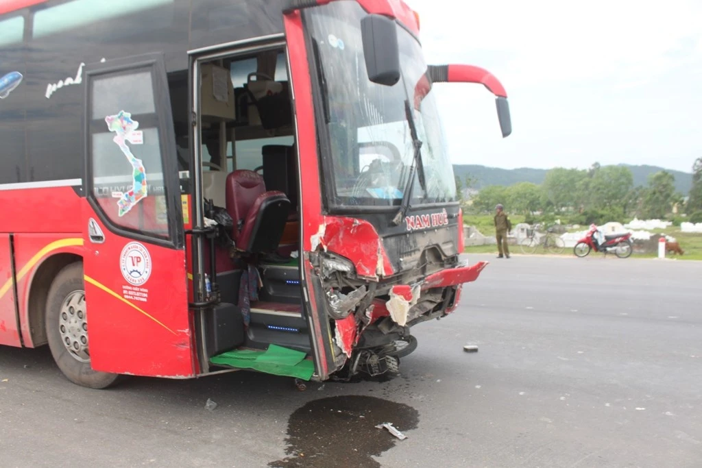 Xe máy nạn nhân chui tọt vào gầm xe tải.