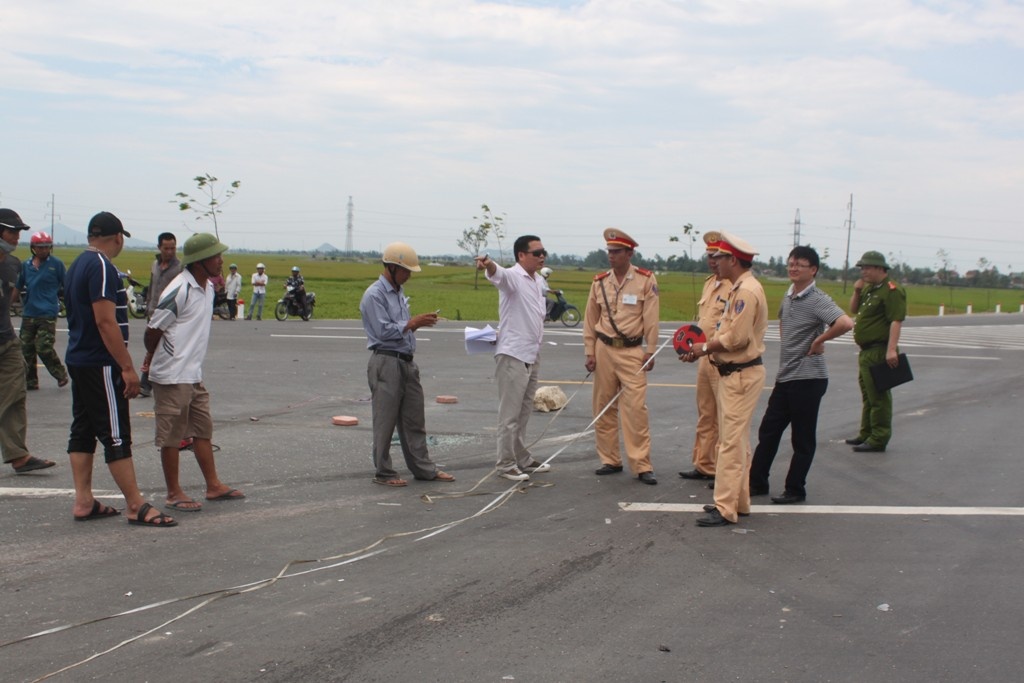 Lực lượng CSGT có mặt để phân luồng giao thông, điều tra nguyên nhân xảy ra tai  nạn.