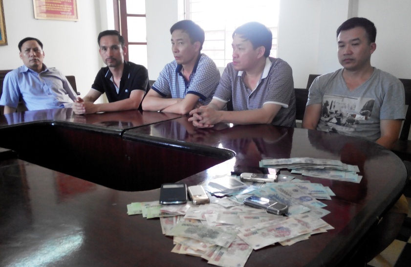 Canh sat dot kich soi bac trong khach san lon nhat Ha Tinh hinh anh