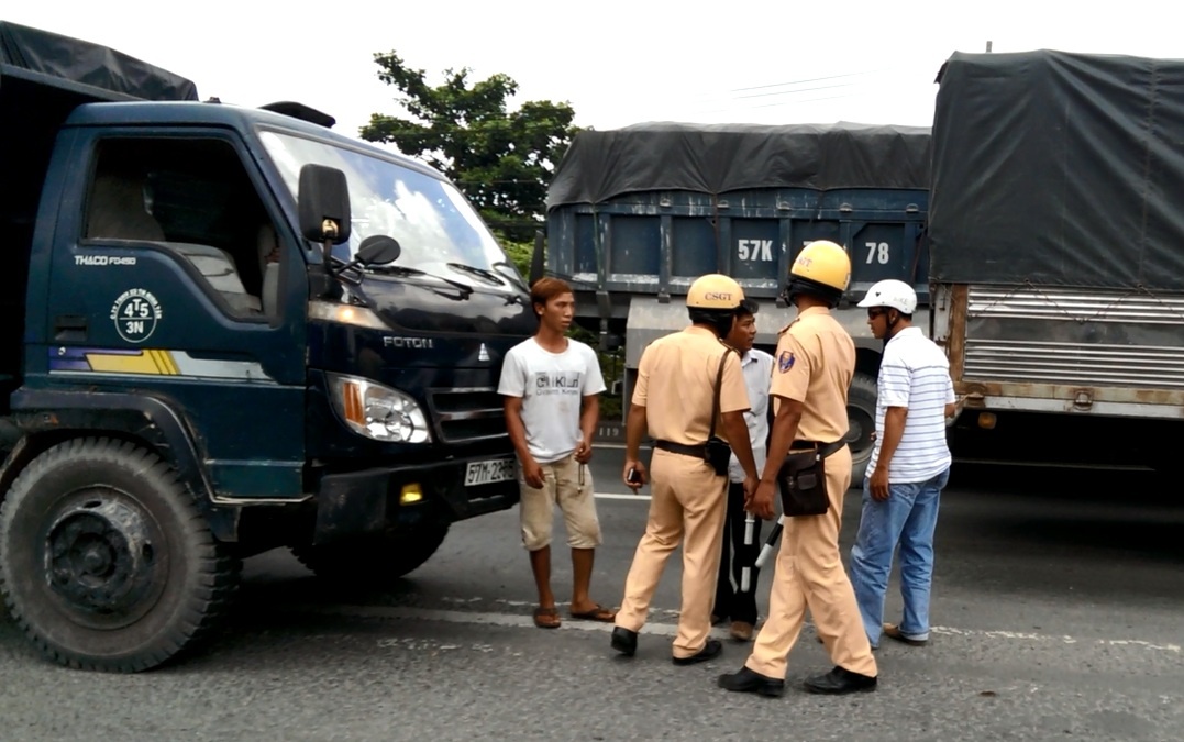 Tai xe va chu xe chong doi, chui mang CSGT hinh anh