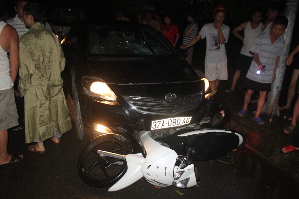 Xe 'dien' tong vao thieu nu roi keo le xe may hon 4 km hinh anh