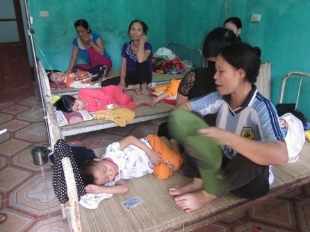 9 tre mam non bi ngo doc sau khi uong thuoc tay giun hinh anh