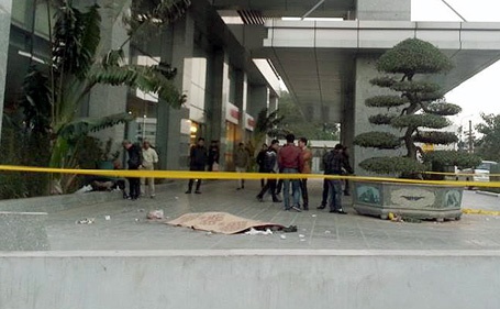 Bat can luc phoi do, te tu tang 4 benh vien tu vong hinh anh