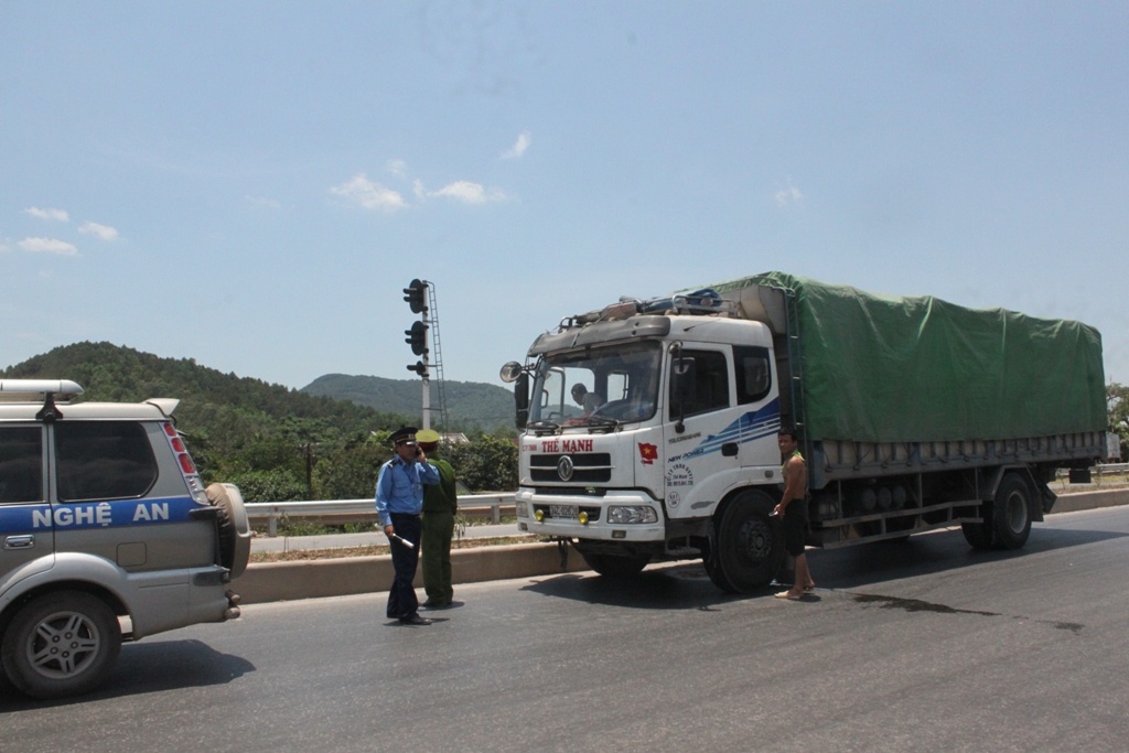 Cho qua tai, xe tai vuot tram can va co thu trong cabin hinh anh