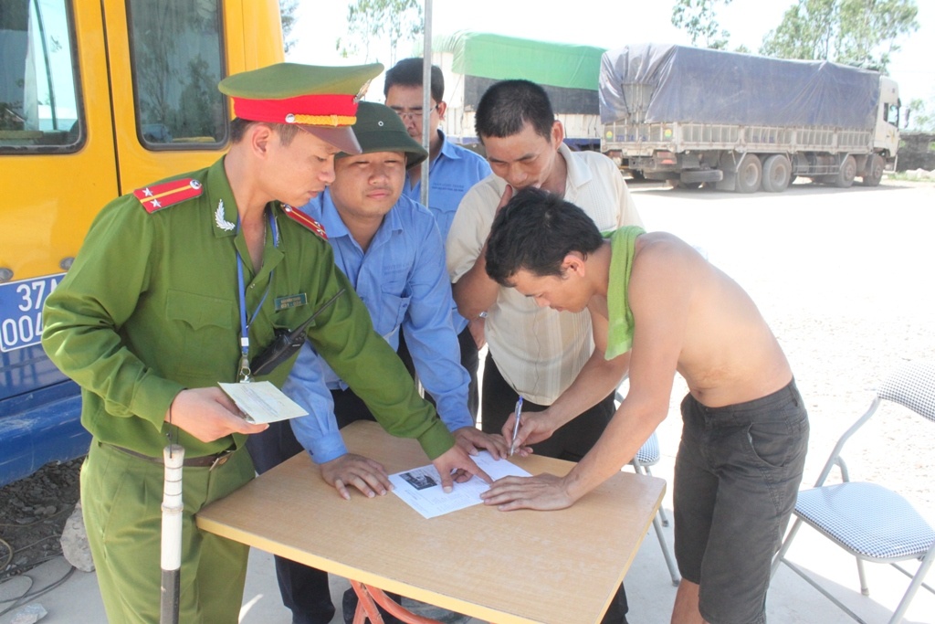 Tài xế ký vào biên bản vi phạm.