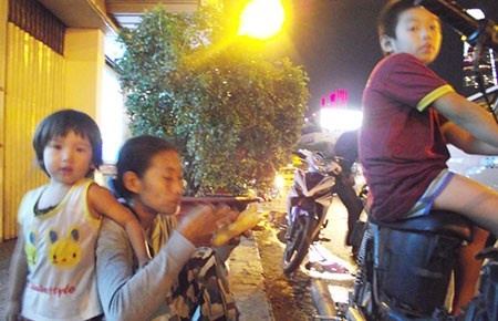 Mẹ con Mai đang hành nghề ở khu vực chợ Bến Thành.