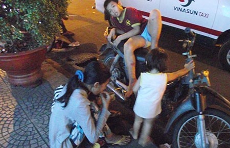 Me nghien bat con di an xin o Sai Gon hinh anh