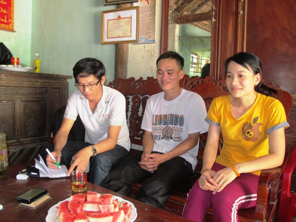 Vợ chồng anh Đăng trò chuyện với phóng viên.