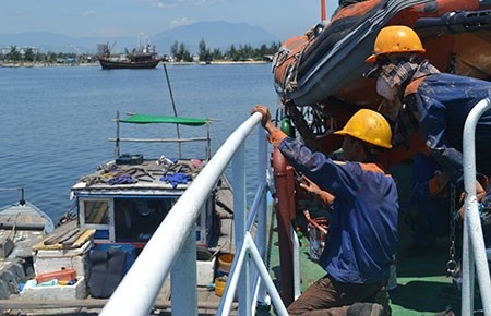 Trang dem sua tau Canh sat bien de thang tien Hoang Sa hinh anh