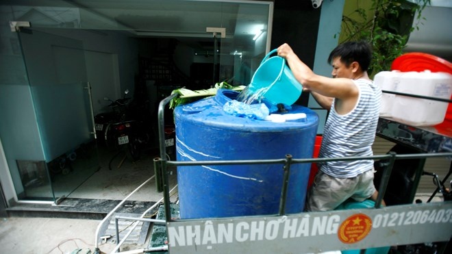 Nguoi Ha Noi thuc trang dem di... xin nuoc hinh anh