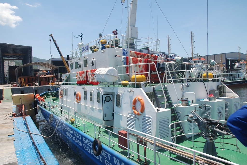 Tàu Cảnh sát biển cập cảng để sửa chữa.