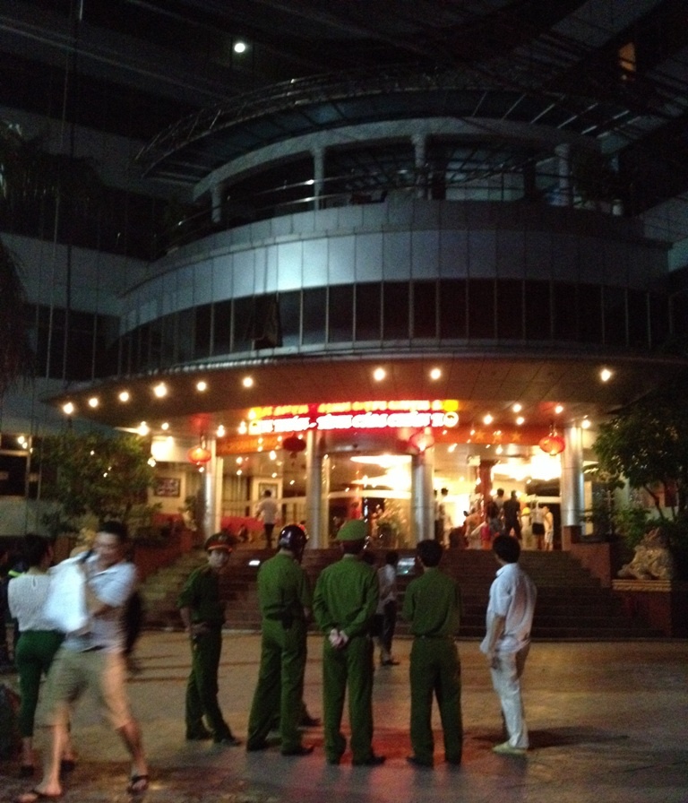 Công an có mặt tại hiện trường tiến hành dập lửa và điều tra nguyên nhân xảy ra hỏa hoạn.