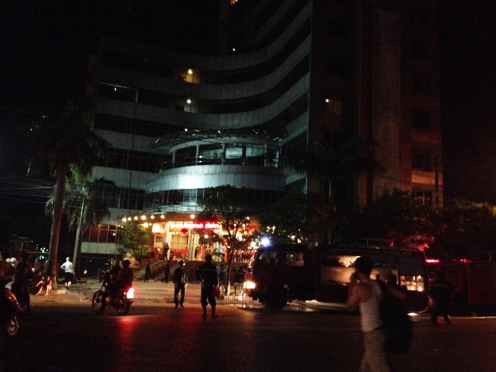 Chay khach san Muong Thanh luc nua dem, khach thao chay hinh anh