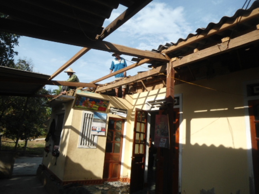 Loc xoay luot qua 20 phut, hang tram ngoi nha bi toc mai hinh anh