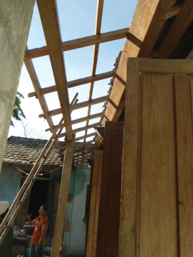 Cùng thời gian trên, tại xã Sơn Trường, huyện Hương Sơn, một cơn lốc xoáy kèm theo mưa đá đổ xuống. 