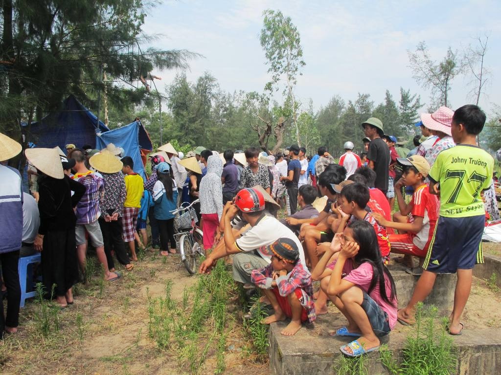 Người dân tập trung xem công an khám nghiệm tử thi nạn nhân.