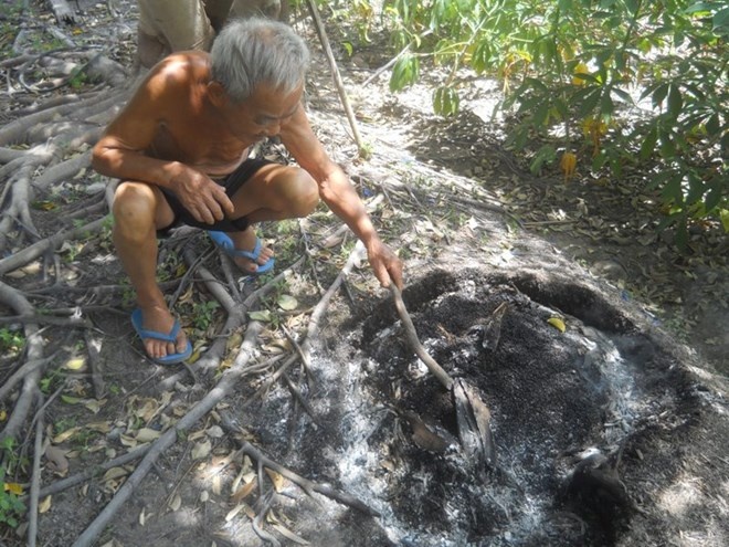 Ông Đặc phải đốt để tiêu huỷ hàng chục bao “đậu đen”.