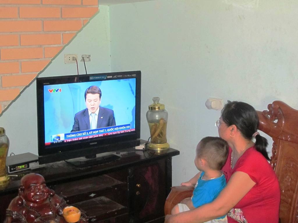 Từ ngày TQ hạ đặt giàn khoan trái phép ở vùng biển Việt Nam, bà Tuất không rời mắt khỏi ti vi để theo dõi tình hình của con.