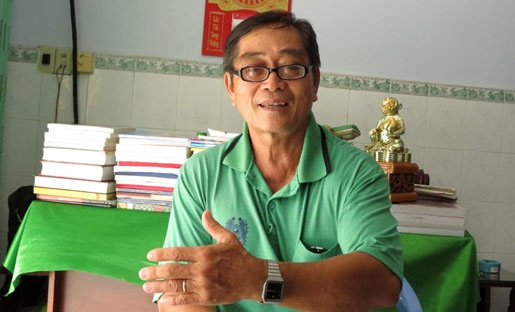 Ong lao o nha thue, ngay ngay di doi no 100 luong vang hinh anh