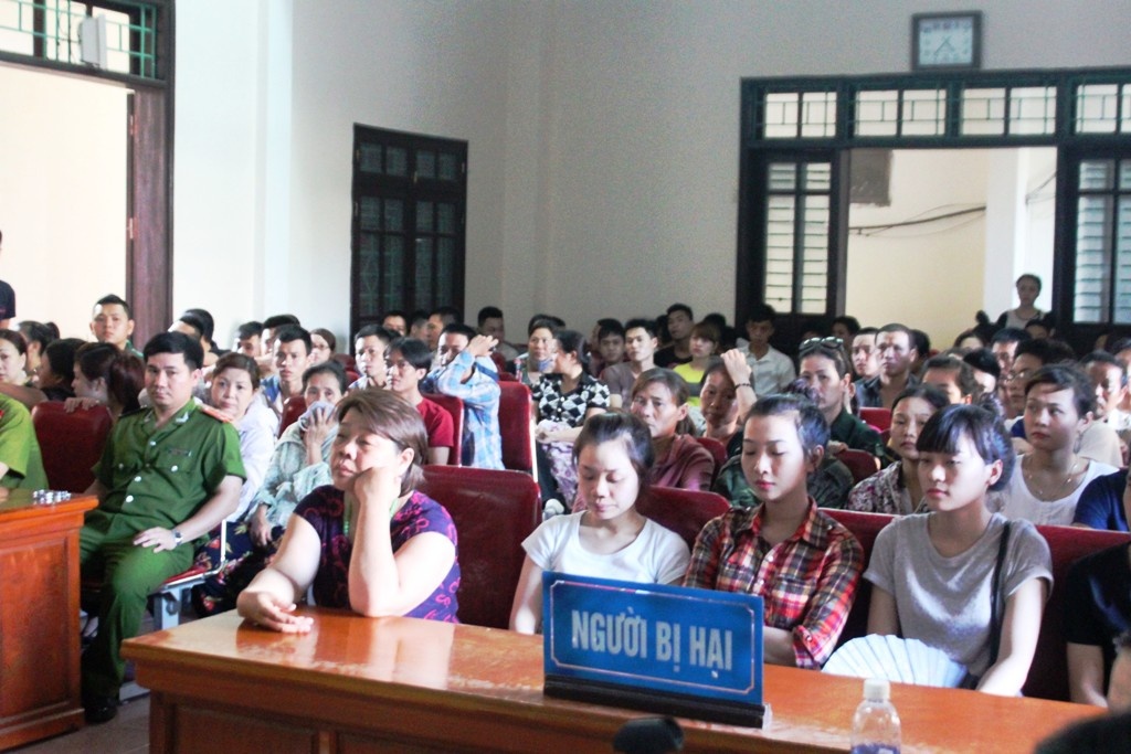 Rất đông người dân tham dự phiên tòa.