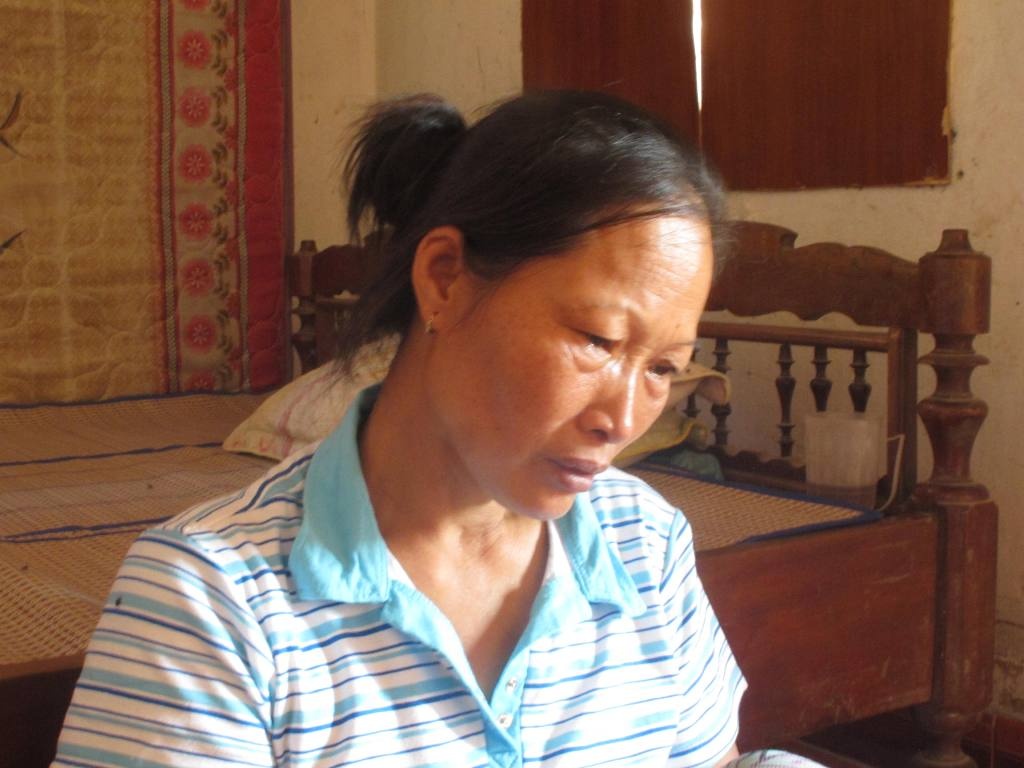 Chị Kim ngồi thẫn thờ chờ ngóng thi thể của con về.