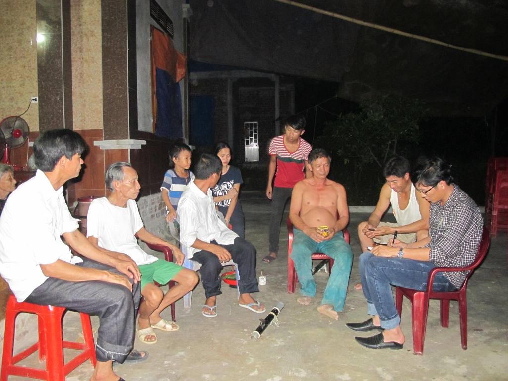 Những người hàng xóm của nhà ông Bình chia sẻ hoàn cảnh của gia đình ông Bình cho PV nghe.