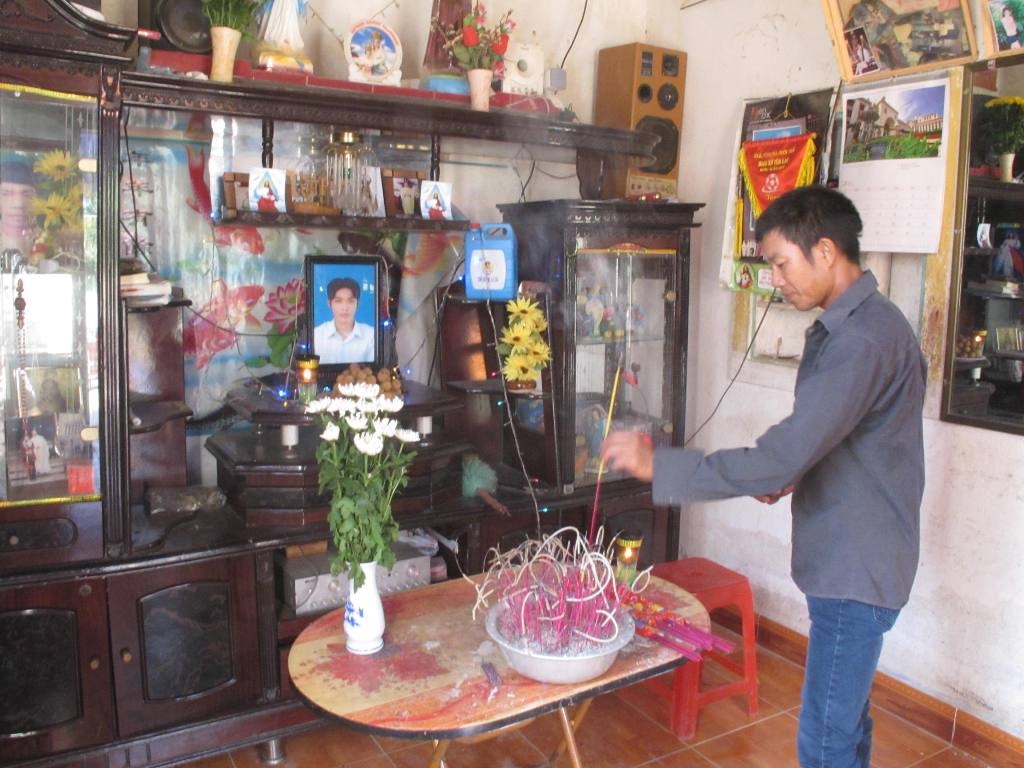 Chiếc bàn thờ lập vội cho Trung đặt giữa nhà để mọi người đến thắp hương cho nạn nhân xấu số.