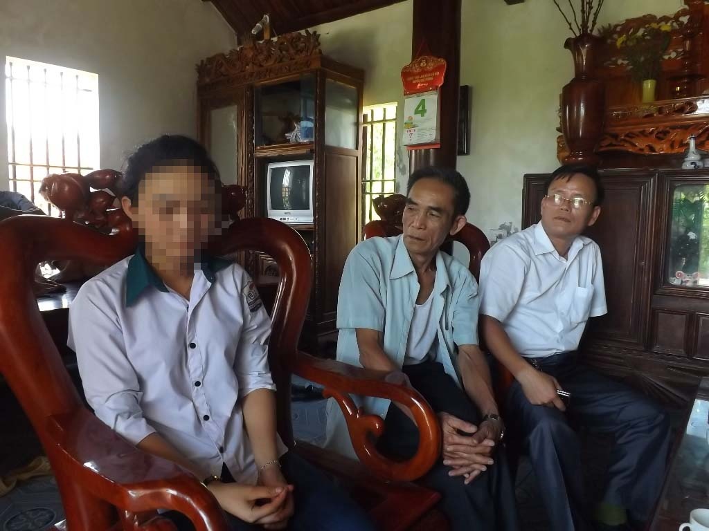 Nu sinh bi ban trai cu bat coc giua ky thi tot nghiep hinh anh