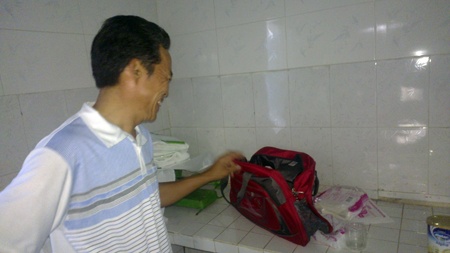 Xac tre so sinh trong tui xach hinh anh